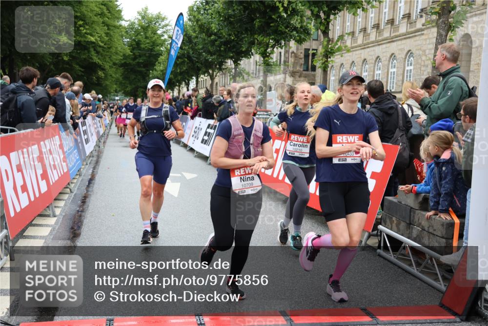 14.06.2026 - REWE Women's Run Strokosch-Dieckow http://msf.ph/oto/9775856 14.06.2026 10:00:45 Ziel 10030, 10210, 10300, 10433, 10466, 10677, 10709, 11101, 11255, 11518 meine-sportfotos.de