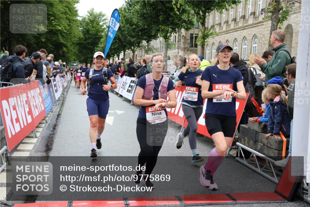 14.06.2026 - REWE Women's Run Strokosch-Dieckow http://msf.ph/oto/9775869 14.06.2026 10:00:45 Ziel 10030, 10210, 10300, 10433, 10466, 10677, 10709, 11101, 11255, 11518 meine-sportfotos.de