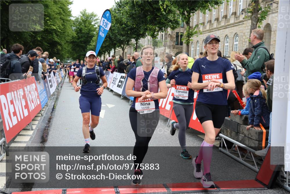 14.06.2026 - REWE Women's Run Strokosch-Dieckow http://msf.ph/oto/9775883 14.06.2026 10:00:45 Ziel 10030, 10210, 10300, 10433, 10466, 10677, 10709, 11101, 11255, 11518 meine-sportfotos.de