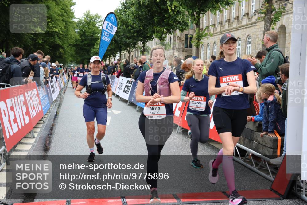 14.06.2026 - REWE Women's Run Strokosch-Dieckow http://msf.ph/oto/9775896 14.06.2026 10:00:45 Ziel 10030, 10210, 10300, 10433, 10466, 10677, 10709, 11101, 11255, 11518 meine-sportfotos.de