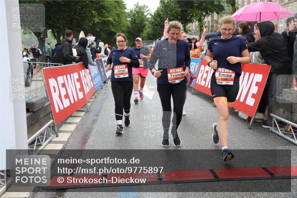 14.06.2026 - REWE Women's Run Strokosch-Dieckow http://msf.ph/oto/9775897 14.06.2026 11:06:49 Ziel 5288, 5347, 5395, 5436, 5535, 5605, 5722, 5723, 5775, 5956, 5958 meine-sportfotos.de