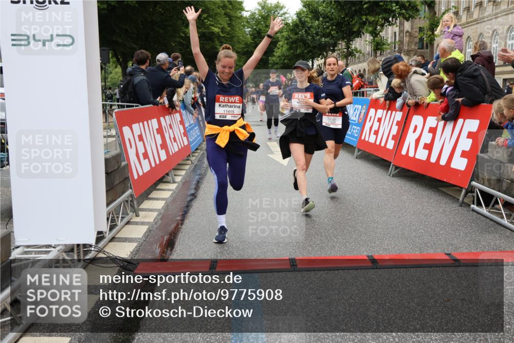 14.06.2026 - REWE Women's Run Strokosch-Dieckow http://msf.ph/oto/9775908 14.06.2026 09:56:44 Ziel 10018, 10156, 10234, 10399, 10465, 10547, 10682, 11007, 11415, 11516 meine-sportfotos.de