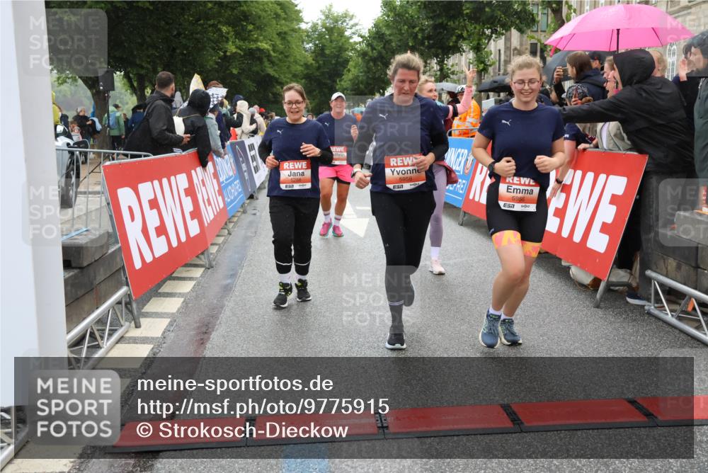 14.06.2026 - REWE Women's Run Strokosch-Dieckow http://msf.ph/oto/9775915 14.06.2026 11:06:49 Ziel 5288, 5347, 5395, 5436, 5535, 5605, 5722, 5723, 5775, 5956, 5958 meine-sportfotos.de