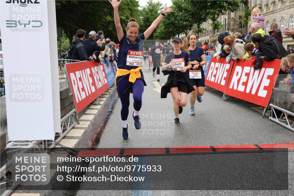 14.06.2026 - REWE Women's Run Strokosch-Dieckow http://msf.ph/oto/9775933 14.06.2026 09:56:44 Ziel 10018, 10156, 10234, 10399, 10465, 10547, 10682, 11007, 11415, 11516 meine-sportfotos.de