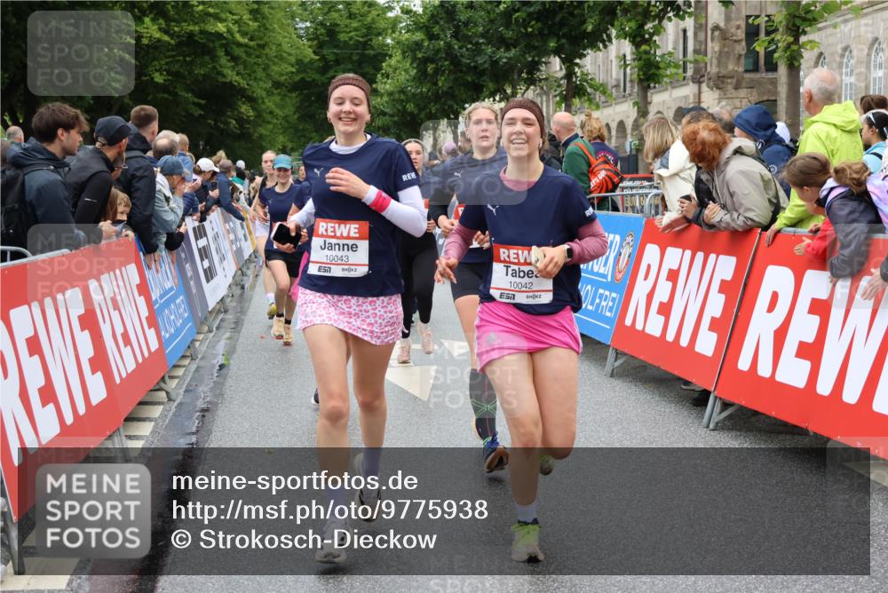 14.06.2026 - REWE Women's Run Strokosch-Dieckow http://msf.ph/oto/9775938 14.06.2026 10:00:50 Ziel 10030, 10042, 10043, 10101, 10198, 10210, 10433, 10466, 10709, 10905, 11101, 11205, 11229, 11278, 11324, 11422, 11493, 11518 meine-sportfotos.de