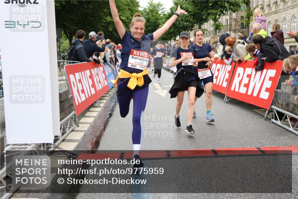 14.06.2026 - REWE Women's Run Strokosch-Dieckow http://msf.ph/oto/9775959 14.06.2026 09:56:44 Ziel 10018, 10156, 10234, 10399, 10465, 10547, 10682, 11007, 11415, 11516 meine-sportfotos.de