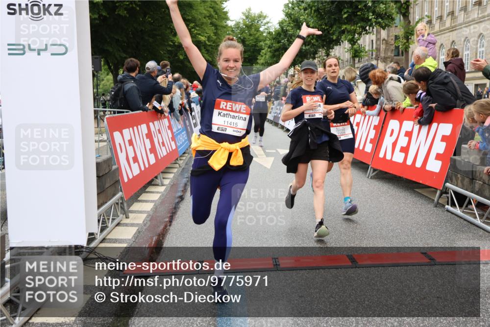 14.06.2026 - REWE Women's Run Strokosch-Dieckow http://msf.ph/oto/9775971 14.06.2026 09:56:44 Ziel 10018, 10156, 10234, 10399, 10465, 10547, 10682, 11007, 11415, 11516 meine-sportfotos.de