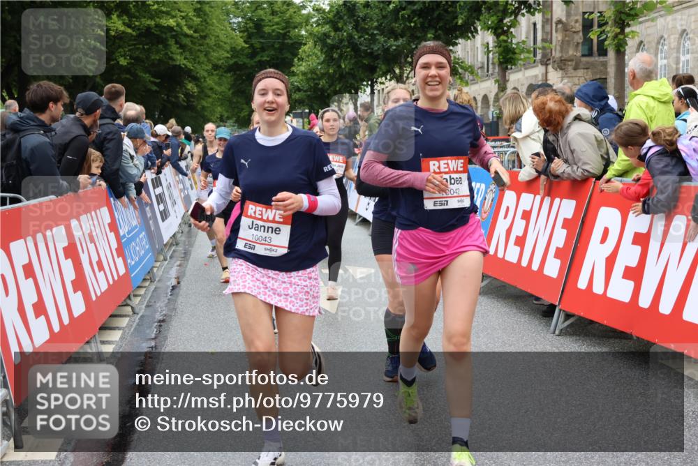 14.06.2026 - REWE Women's Run Strokosch-Dieckow http://msf.ph/oto/9775979 14.06.2026 10:00:51 Ziel 10030, 10042, 10043, 10101, 10198, 10210, 10433, 10709, 10905, 11205, 11229, 11278, 11324, 11422, 11493 meine-sportfotos.de