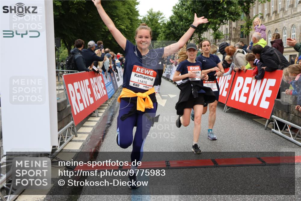 14.06.2026 - REWE Women's Run Strokosch-Dieckow http://msf.ph/oto/9775983 14.06.2026 09:56:44 Ziel 10018, 10156, 10234, 10399, 10465, 10547, 10682, 11007, 11415, 11516 meine-sportfotos.de
