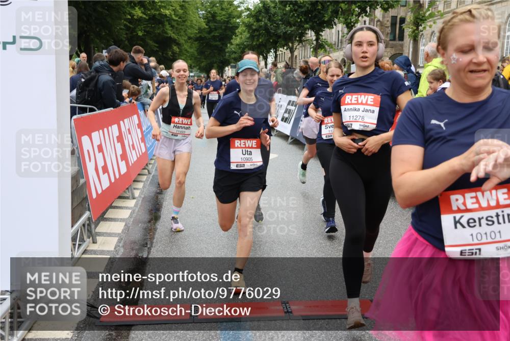 14.06.2026 - REWE Women's Run Strokosch-Dieckow http://msf.ph/oto/9776029 14.06.2026 10:00:53 Ziel 10030, 10042, 10043, 10101, 10198, 10210, 10433, 10454, 10709, 10905, 11205, 11229, 11278, 11324, 11422, 11493 meine-sportfotos.de