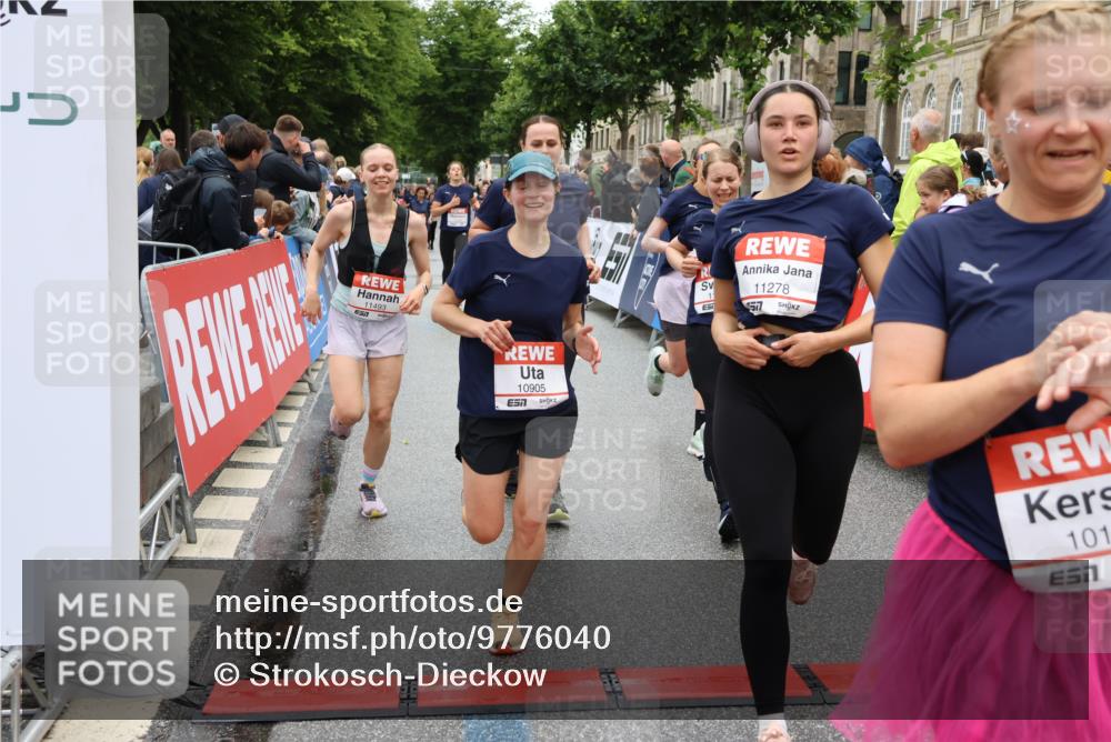 14.06.2026 - REWE Women's Run Strokosch-Dieckow http://msf.ph/oto/9776040 14.06.2026 10:00:53 Ziel 10030, 10042, 10043, 10101, 10198, 10210, 10433, 10454, 10709, 10905, 11205, 11229, 11278, 11324, 11422, 11493 meine-sportfotos.de
