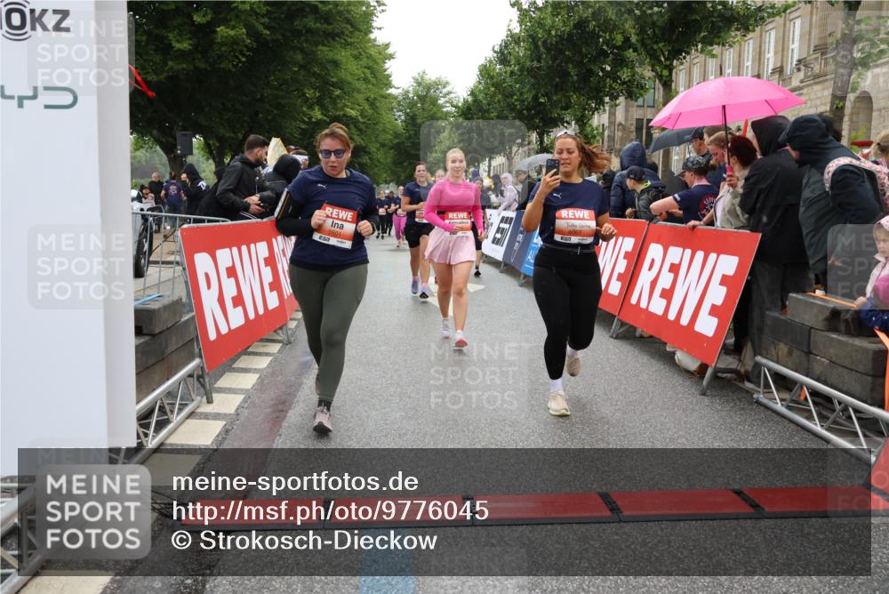 14.06.2026 - REWE Women's Run Strokosch-Dieckow http://msf.ph/oto/9776045 14.06.2026 11:06:39 Ziel 5071, 5084, 5134, 5222, 5283, 5441, 5480, 5491, 5501, 5574, 5605, 5722, 5775, 6024, 6067 meine-sportfotos.de