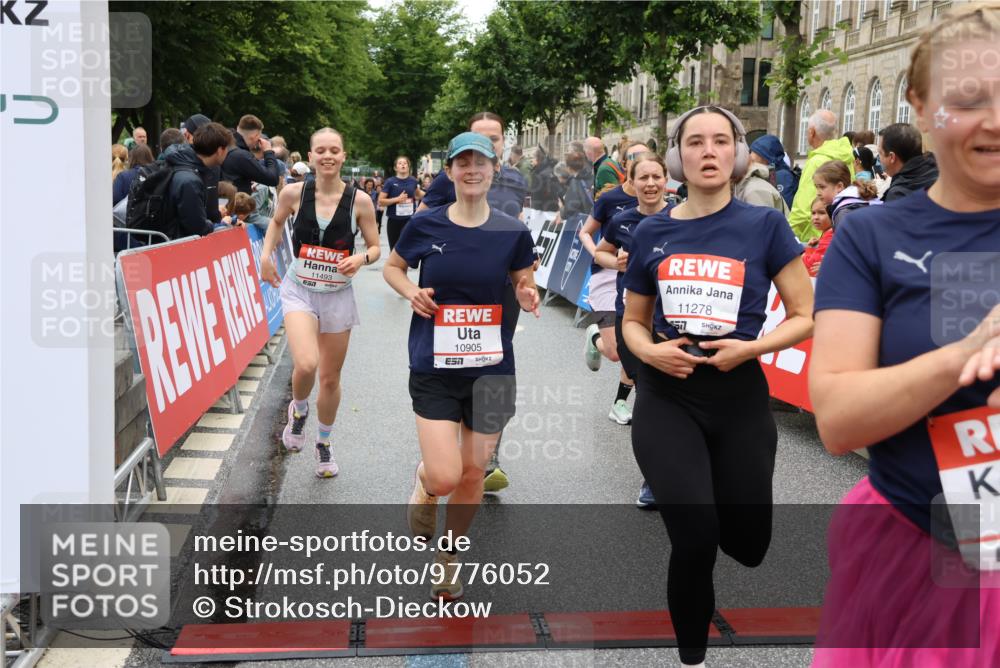 14.06.2026 - REWE Women's Run Strokosch-Dieckow http://msf.ph/oto/9776052 14.06.2026 10:00:53 Ziel 10030, 10042, 10043, 10101, 10198, 10210, 10433, 10454, 10709, 10905, 11205, 11229, 11278, 11324, 11422, 11493 meine-sportfotos.de