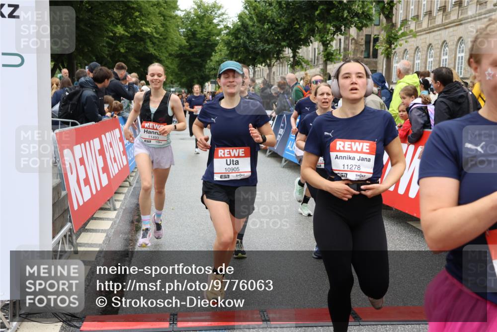 14.06.2026 - REWE Women's Run Strokosch-Dieckow http://msf.ph/oto/9776063 14.06.2026 10:00:53 Ziel 10030, 10042, 10043, 10101, 10198, 10210, 10433, 10454, 10709, 10905, 11205, 11229, 11278, 11324, 11422, 11493 meine-sportfotos.de