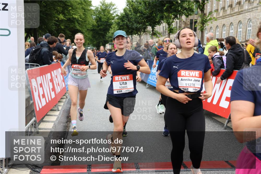 14.06.2026 - REWE Women's Run Strokosch-Dieckow http://msf.ph/oto/9776074 14.06.2026 10:00:53 Ziel 10030, 10042, 10043, 10101, 10198, 10210, 10433, 10454, 10709, 10905, 11205, 11229, 11278, 11324, 11422, 11493 meine-sportfotos.de