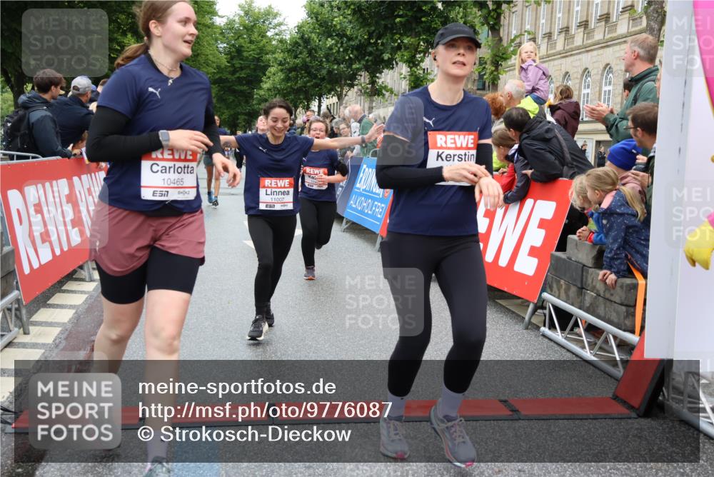 14.06.2026 - REWE Women's Run Strokosch-Dieckow http://msf.ph/oto/9776087 14.06.2026 09:56:47 Ziel 10018, 10156, 10399, 10438, 10465, 10547, 10781, 10782, 11007, 11415, 11516 meine-sportfotos.de