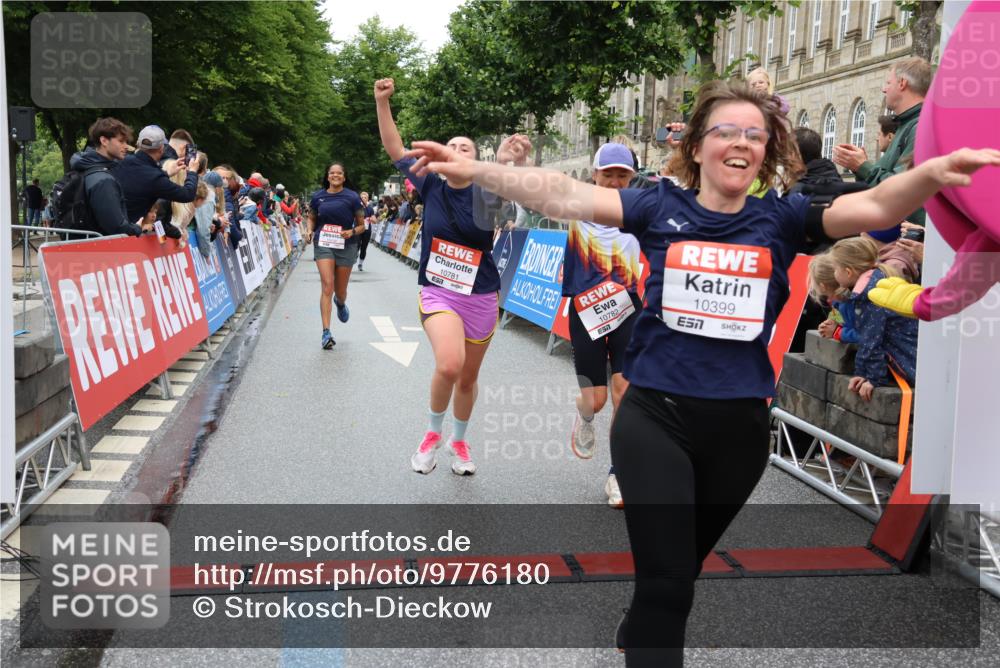 14.06.2026 - REWE Women's Run Strokosch-Dieckow http://msf.ph/oto/9776180 14.06.2026 09:56:49 Ziel 10156, 10399, 10438, 10465, 10547, 10781, 10782, 11007, 11415, 11516 meine-sportfotos.de