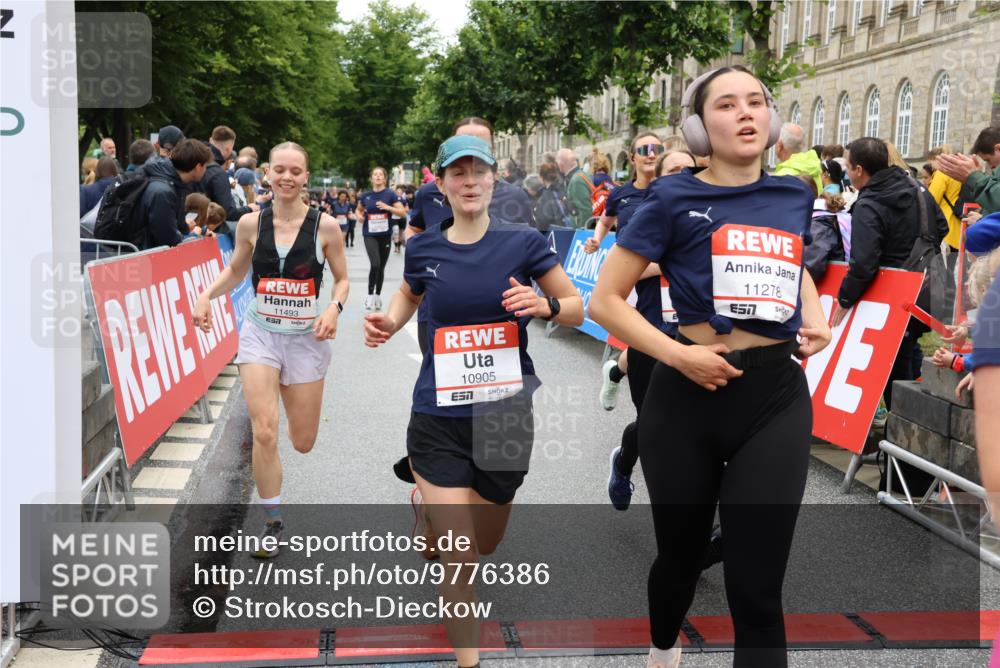 14.06.2026 - REWE Women's Run Strokosch-Dieckow http://msf.ph/oto/9776386 14.06.2026 10:00:53 Ziel 10030, 10042, 10043, 10101, 10198, 10210, 10433, 10454, 10709, 10905, 11205, 11229, 11278, 11324, 11422, 11493 meine-sportfotos.de