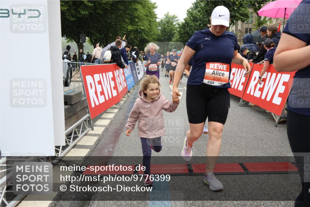 14.06.2026 - REWE Women's Run Strokosch-Dieckow http://msf.ph/oto/9776399 14.06.2026 11:06:03 Ziel 5072, 5149, 5200, 5221, 5227, 5354, 5378, 5517, 5580, 5699, 5710, 5881, 5887, 5903, 5923, 5962 meine-sportfotos.de