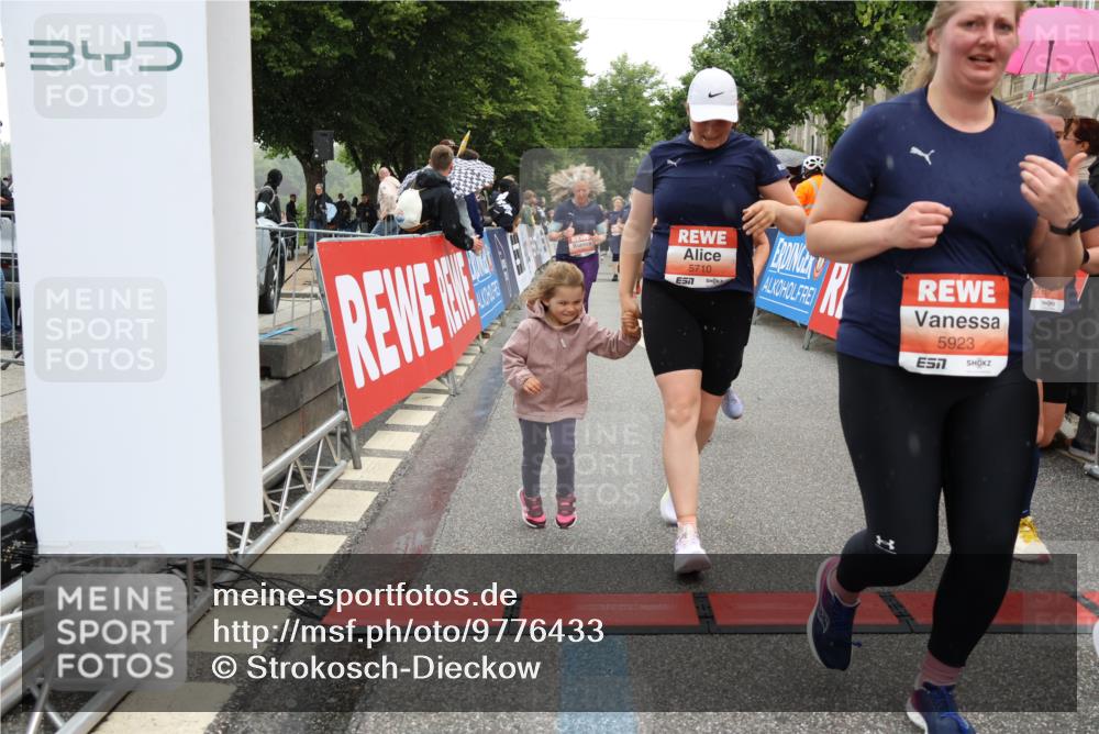 14.06.2026 - REWE Women's Run Strokosch-Dieckow http://msf.ph/oto/9776433 14.06.2026 11:06:02 Ziel 5072, 5149, 5200, 5221, 5227, 5354, 5378, 5517, 5580, 5710, 5881, 5887, 5903, 5923, 5962 meine-sportfotos.de