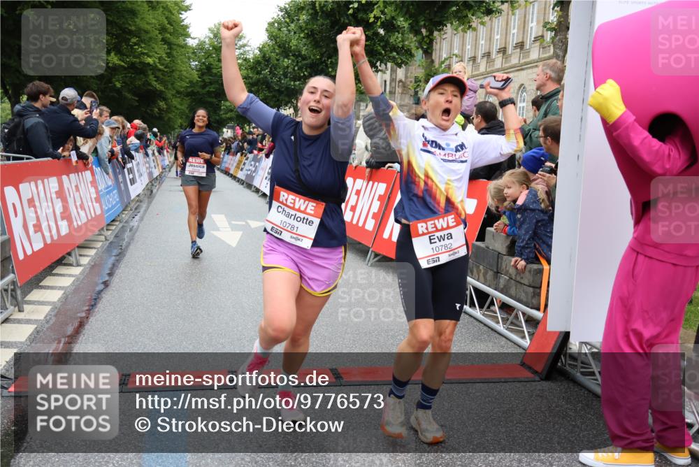 14.06.2026 - REWE Women's Run Strokosch-Dieckow http://msf.ph/oto/9776573 14.06.2026 09:56:50 Ziel 10156, 10399, 10438, 10465, 10547, 10781, 10782, 11007, 11283, 11415, 11516 meine-sportfotos.de