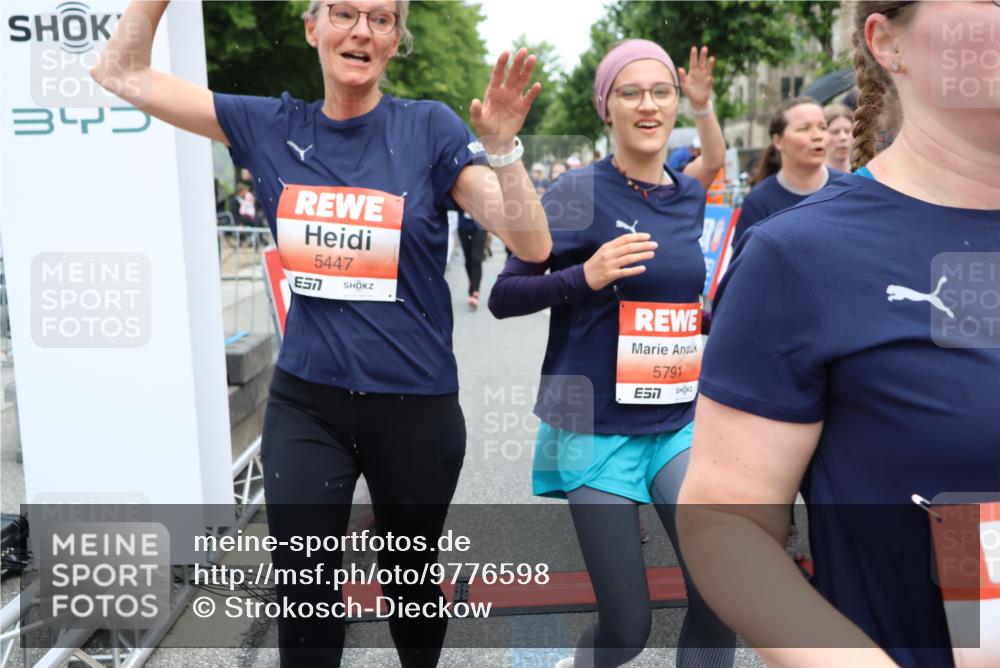 14.06.2026 - REWE Women's Run Strokosch-Dieckow http://msf.ph/oto/9776598 14.06.2026 11:05:44 Ziel 5078, 5156, 5178, 5210, 5312, 5416, 5447, 5470, 5524, 5620, 5621, 5626, 5646, 5765, 5772, 5791, 5849, 5888, 5939, 6010, 6032 meine-sportfotos.de