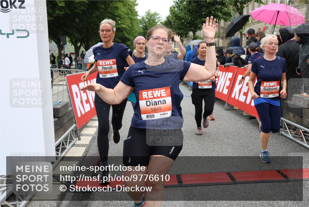 14.06.2026 - REWE Women's Run Strokosch-Dieckow http://msf.ph/oto/9776610 14.06.2026 11:05:43 Ziel 5078, 5156, 5174, 5178, 5210, 5312, 5447, 5470, 5524, 5620, 5621, 5626, 5646, 5765, 5772, 5791, 5849, 5888, 5939, 6010, 6032 meine-sportfotos.de