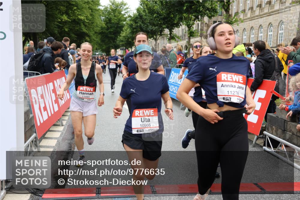 14.06.2026 - REWE Women's Run Strokosch-Dieckow http://msf.ph/oto/9776635 14.06.2026 10:00:54 Ziel 10030, 10042, 10043, 10101, 10198, 10454, 10905, 11205, 11229, 11278, 11324, 11422, 11493 meine-sportfotos.de