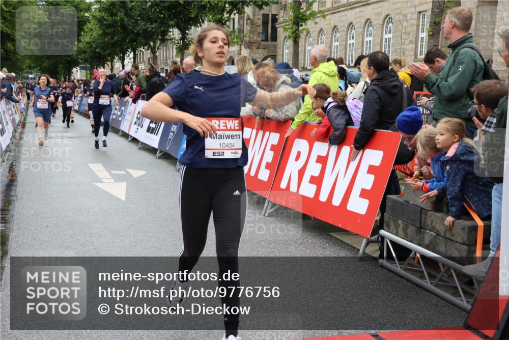 14.06.2026 - REWE Women's Run Strokosch-Dieckow http://msf.ph/oto/9776756 14.06.2026 10:00:57 Ziel 10042, 10043, 10101, 10198, 10454, 10805, 10905, 11205, 11229, 11278, 11324, 11422, 11483, 11493 meine-sportfotos.de