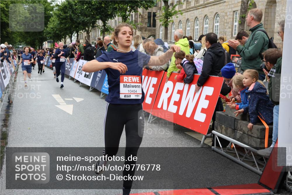 14.06.2026 - REWE Women's Run Strokosch-Dieckow http://msf.ph/oto/9776778 14.06.2026 10:00:57 Ziel 10042, 10043, 10101, 10198, 10454, 10805, 10905, 11205, 11229, 11278, 11324, 11422, 11483, 11493 meine-sportfotos.de