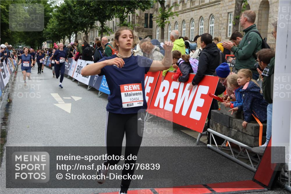 14.06.2026 - REWE Women's Run Strokosch-Dieckow http://msf.ph/oto/9776839 14.06.2026 10:00:57 Ziel 10042, 10043, 10101, 10198, 10454, 10805, 10905, 11205, 11229, 11278, 11324, 11422, 11483, 11493 meine-sportfotos.de