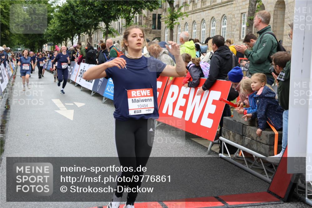 14.06.2026 - REWE Women's Run Strokosch-Dieckow http://msf.ph/oto/9776861 14.06.2026 10:00:57 Ziel 10042, 10043, 10101, 10198, 10454, 10805, 10905, 11205, 11229, 11278, 11324, 11422, 11483, 11493 meine-sportfotos.de