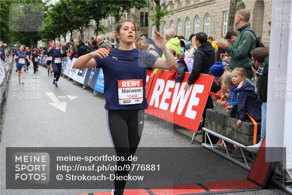14.06.2026 - REWE Women's Run Strokosch-Dieckow http://msf.ph/oto/9776881 14.06.2026 10:00:57 Ziel 10042, 10043, 10101, 10198, 10454, 10805, 10905, 11205, 11229, 11278, 11324, 11422, 11483, 11493 meine-sportfotos.de