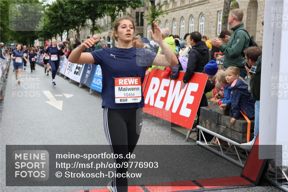 14.06.2026 - REWE Women's Run Strokosch-Dieckow http://msf.ph/oto/9776903 14.06.2026 10:00:57 Ziel 10042, 10043, 10101, 10198, 10454, 10805, 10905, 11205, 11229, 11278, 11324, 11422, 11483, 11493 meine-sportfotos.de