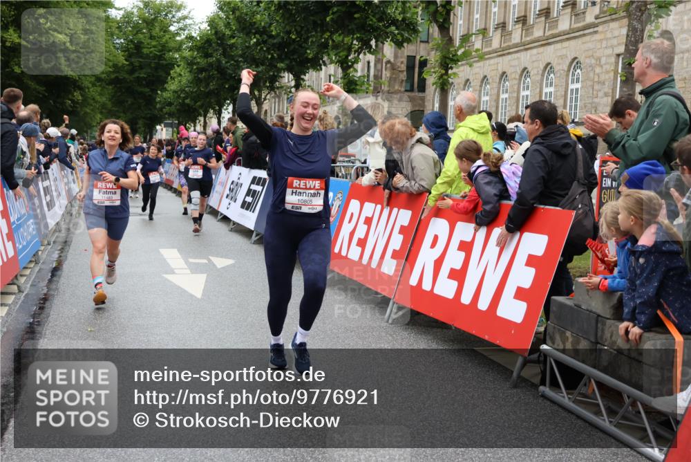 14.06.2026 - REWE Women's Run Strokosch-Dieckow http://msf.ph/oto/9776921 14.06.2026 10:00:59 Ziel 10042, 10043, 10101, 10198, 10454, 10805, 10905, 11205, 11229, 11278, 11324, 11422, 11483, 11493 meine-sportfotos.de