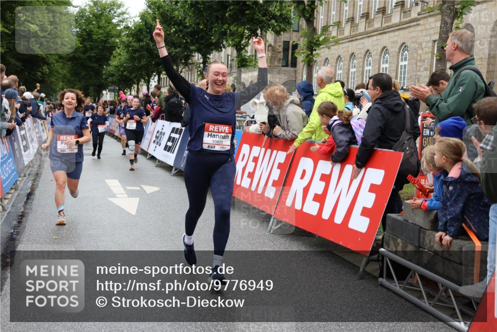 14.06.2026 - REWE Women's Run Strokosch-Dieckow http://msf.ph/oto/9776949 14.06.2026 10:01:00 Ziel 10101, 10162, 10188, 10198, 10454, 10637, 10805, 10905, 11205, 11278, 11324, 11422, 11483, 11493 meine-sportfotos.de