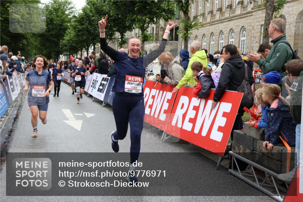 14.06.2026 - REWE Women's Run Strokosch-Dieckow http://msf.ph/oto/9776971 14.06.2026 10:01:00 Ziel 10101, 10162, 10188, 10198, 10454, 10637, 10805, 10905, 11205, 11278, 11324, 11422, 11483, 11493 meine-sportfotos.de