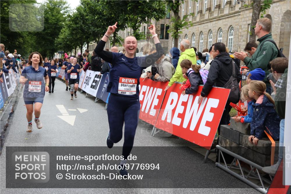 14.06.2026 - REWE Women's Run Strokosch-Dieckow http://msf.ph/oto/9776994 14.06.2026 10:01:00 Ziel 10101, 10162, 10188, 10198, 10454, 10637, 10805, 10905, 11205, 11278, 11324, 11422, 11483, 11493 meine-sportfotos.de