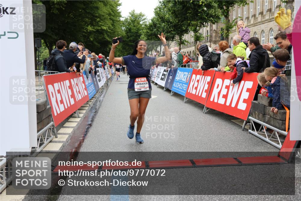 14.06.2026 - REWE Women's Run Strokosch-Dieckow http://msf.ph/oto/9777072 14.06.2026 09:56:51 Ziel 10156, 10399, 10438, 10465, 10547, 10781, 10782, 11007, 11283, 11415, 11516 meine-sportfotos.de