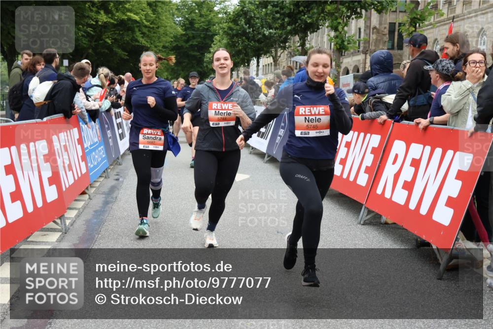 14.06.2026 - REWE Women's Run Strokosch-Dieckow http://msf.ph/oto/9777077 14.06.2026 11:05:10 Ziel 5020, 5199, 5230, 5420, 5687, 5744, 5745, 5747 meine-sportfotos.de