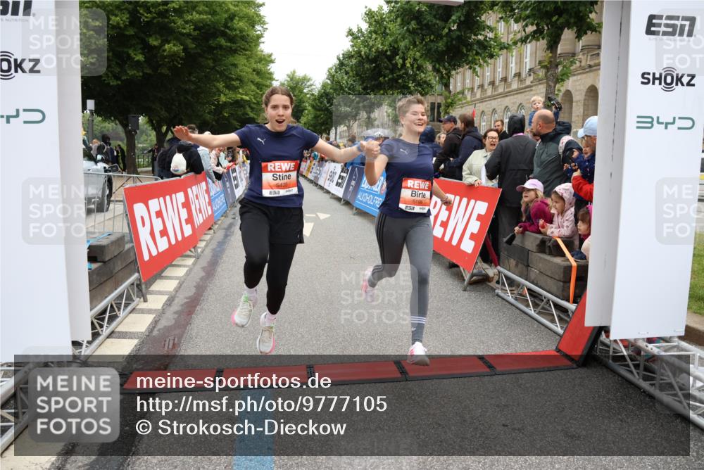 14.06.2026 - REWE Women's Run Strokosch-Dieckow http://msf.ph/oto/9777105 14.06.2026 11:05:05 Ziel 5020, 5199, 5420, 5446, 5452, 5615, 6038 meine-sportfotos.de