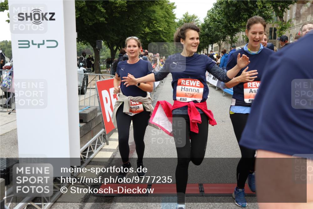14.06.2026 - REWE Women's Run Strokosch-Dieckow http://msf.ph/oto/9777235 14.06.2026 11:04:57 Ziel 5185, 5298, 5446, 5452, 5545, 5573, 5615, 5639, 5667, 5668, 5725, 5797, 5810, 5811, 5819, 5963, 6038, 6058 meine-sportfotos.de