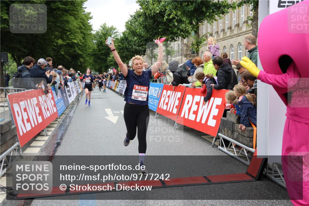14.06.2026 - REWE Women's Run Strokosch-Dieckow http://msf.ph/oto/9777242 14.06.2026 09:56:54 Ziel 10156, 10399, 10438, 10465, 10781, 10782, 11007, 11283, 11312 meine-sportfotos.de