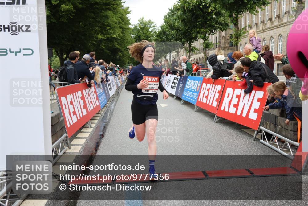 14.06.2026 - REWE Women's Run Strokosch-Dieckow http://msf.ph/oto/9777356 14.06.2026 09:56:57 Ziel 10438, 10781, 10782, 11283, 11312 meine-sportfotos.de