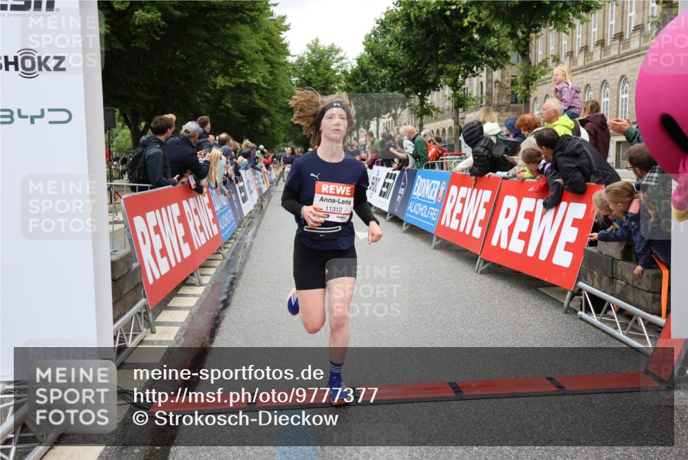 14.06.2026 - REWE Women's Run Strokosch-Dieckow http://msf.ph/oto/9777377 14.06.2026 09:56:57 Ziel 10438, 10781, 10782, 11283, 11312 meine-sportfotos.de