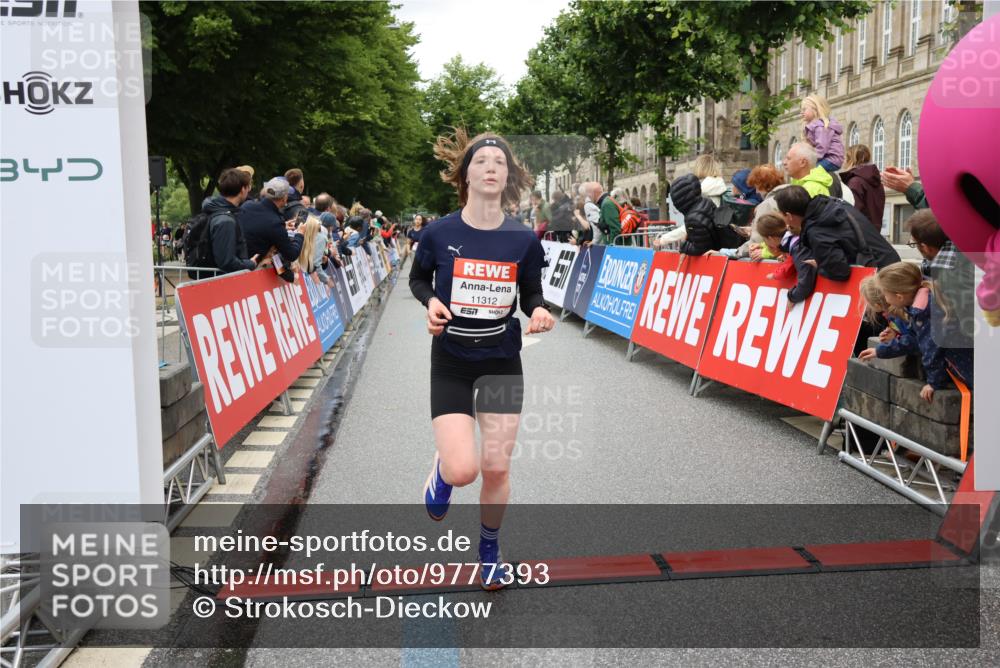 14.06.2026 - REWE Women's Run Strokosch-Dieckow http://msf.ph/oto/9777393 14.06.2026 09:56:58 Ziel 10438, 11214, 11283, 11312 meine-sportfotos.de