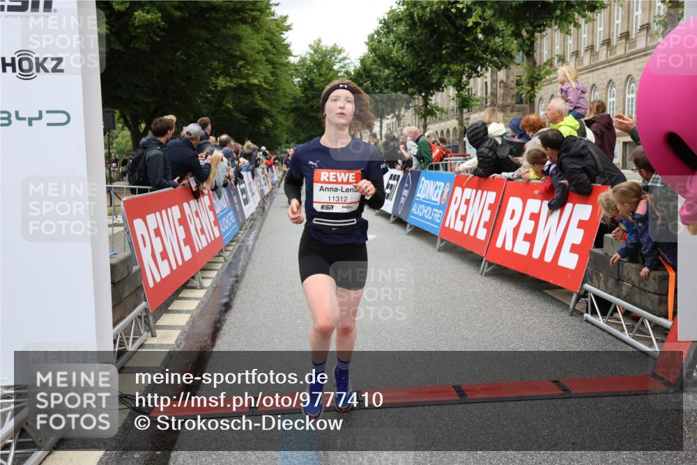 14.06.2026 - REWE Women's Run Strokosch-Dieckow http://msf.ph/oto/9777410 14.06.2026 09:56:58 Ziel 10438, 11214, 11283, 11312 meine-sportfotos.de