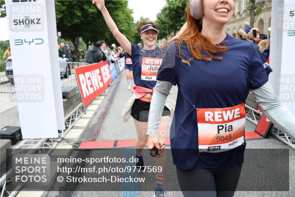14.06.2026 - REWE Women's Run Strokosch-Dieckow http://msf.ph/oto/9777569 14.06.2026 11:04:37 Ziel 5044, 5045, 5183, 5203, 5212, 5238, 5289, 5290, 5294, 5346, 5349, 5350, 5392, 5417, 5471, 5474, 5611, 5633, 5760, 5826, 5863, 5889, 5934, 5984 meine-sportfotos.de