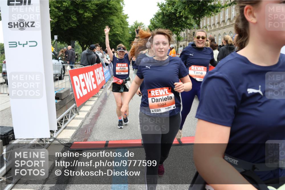 14.06.2026 - REWE Women's Run Strokosch-Dieckow http://msf.ph/oto/9777599 14.06.2026 11:04:36 Ziel 5044, 5045, 5183, 5203, 5212, 5238, 5249, 5282, 5289, 5290, 5294, 5346, 5349, 5350, 5392, 5417, 5471, 5474, 5611, 5633, 5760, 5826, 5863, 5889, 5934, 5984 meine-sportfotos.de