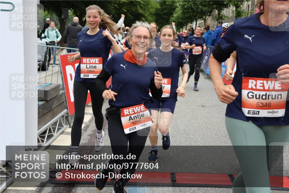 14.06.2026 - REWE Women's Run Strokosch-Dieckow http://msf.ph/oto/9777604 14.06.2026 11:04:33 Ziel 5044, 5045, 5203, 5249, 5282, 5289, 5290, 5294, 5346, 5349, 5350, 5392, 5417, 5471, 5619, 5760, 5826, 5863, 5984, 5989, 6050 meine-sportfotos.de